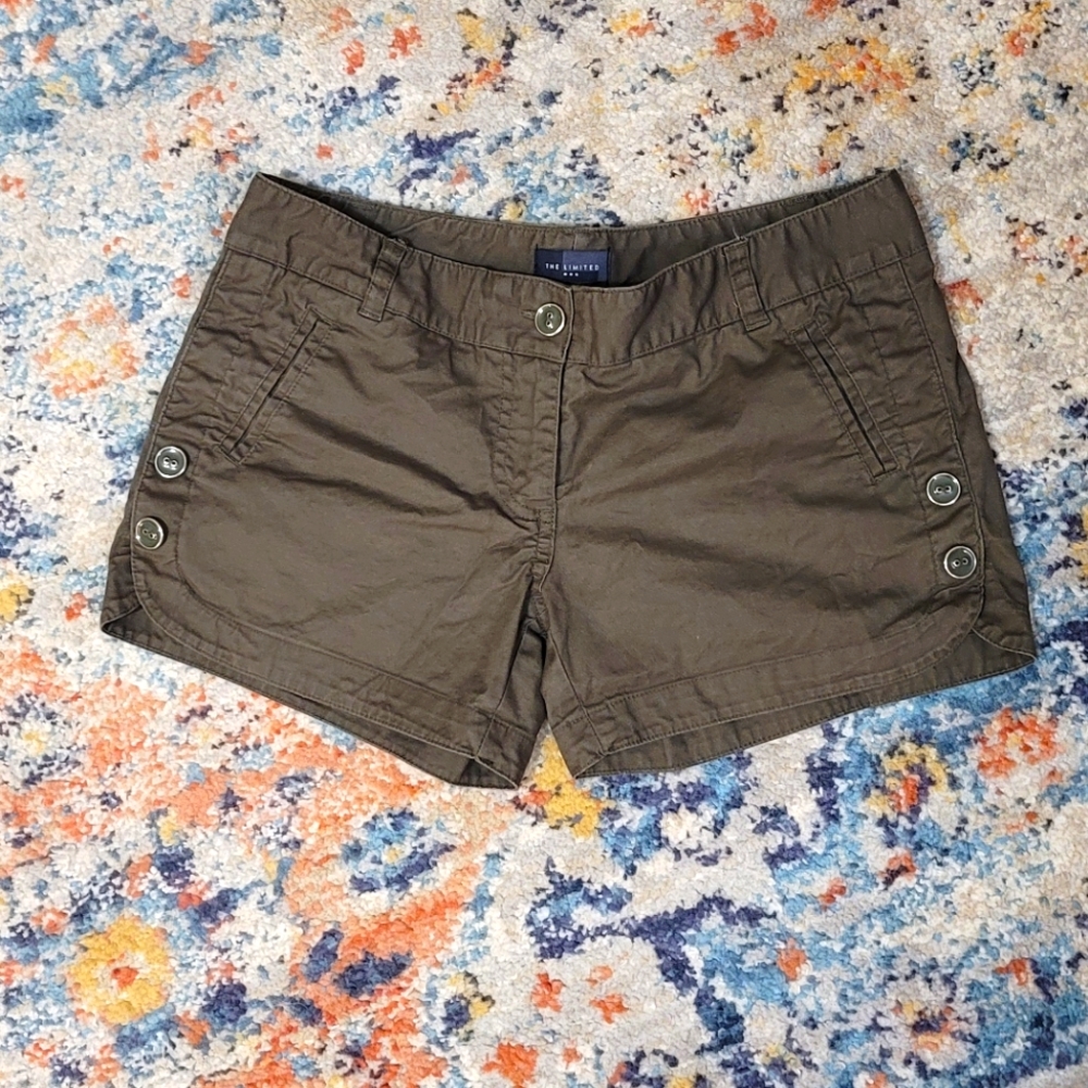 Low rise army green shorts